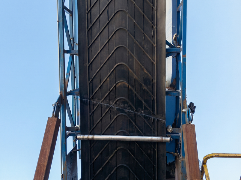 Banda transportadora industrial en proceso de trabajo